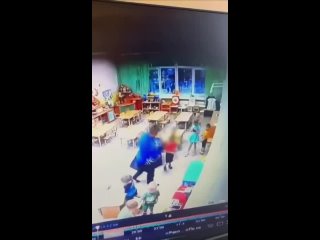 В Свердловской области воспитательница вывихнула девочку руке — инцидент пытались «замять»

На кадрах видно, как ребёнок спотыка