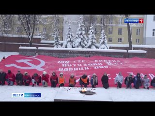 Смоляне развернули копию Знамени Победы у Вечного огня