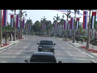 🤝А так Владимира Путина встречали в Президентском дворце Каср Аль-Ватан в Абу-Даби. Флаги РФ по дороге, праздничный оркестр, вер
