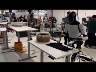 Илон Маск – о том, что роботы скоро заменят сотрудников в магазинах: Роботы Optimus научились складывать одежду. Важное примечан