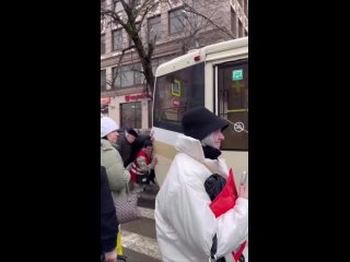 Заглохший трамвай объединил пассажиров: они толкали его в Краснодаре