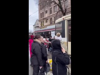 Краснодарцы толкают заглохший трамвай