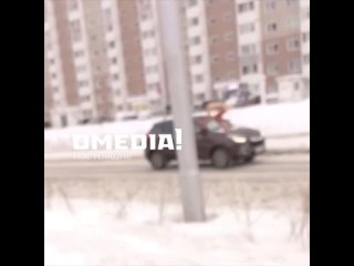 В Сургуте голый парень прыгнул на машину на проезжей части