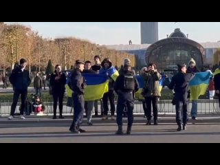 🇫🇷🤝🇷🇺Французы, сербы и поляки вышли на митинг в Париже в поддержку Донбасса, рядом высадился хохлодесант
▪️Представители Франции
