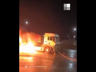 Фура горит на трассе Ростов-Таганрог