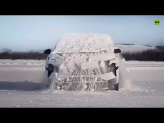 Un coche elctrico chino sabe 'sacudirse' para quitarse la nieve
