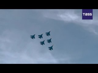 🇷🇺 Российские летчики-истребители демонстрируют высший пилотаж