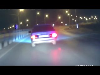 Врезался в ограждение: полицейские из Оренбурга стреляли по колёсам угнанного автомобиля