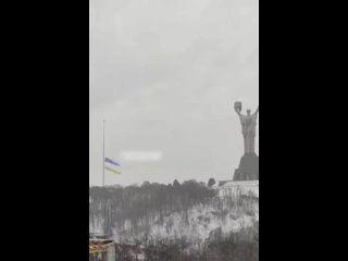 В Киеве порывами сильного ветра порвало пополам самый большой украинский флаг