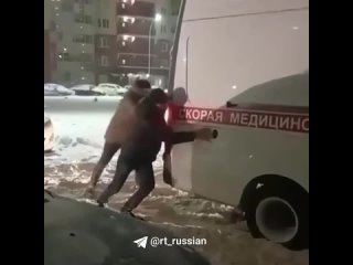 Из-за сильного снегопада в Воронеже транспортный коллапс: машины вязнут во дворах