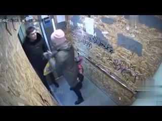 Алкаш напал на женщину с ребёнком в лифте