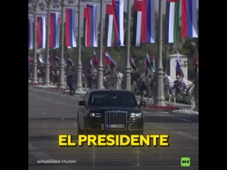 Bandera rusa en el cielo y caravana oficial: Putin llega a Emiratos Árabes Unidos