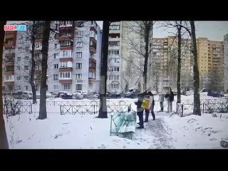 🇷🇺 Подростки набросились на курьера-мигранта в Петербурге