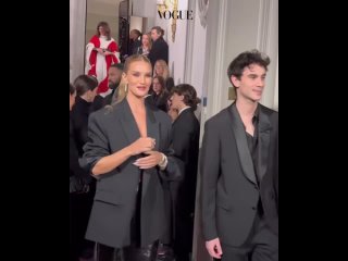 Роузи занимает первый ряд показа Valentino Haute Couture весна/лето 2024