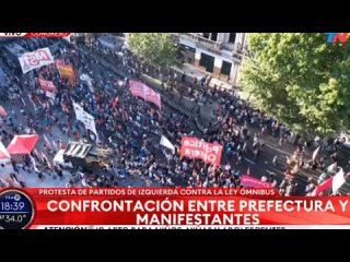 Una protesta se desarrolla frente al Parlamento argentino por las reformas de la presidenta Miley. La polica utiliza medios esp