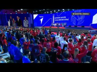 Путин вместе с членами «Движения первых» исполнил гимн России