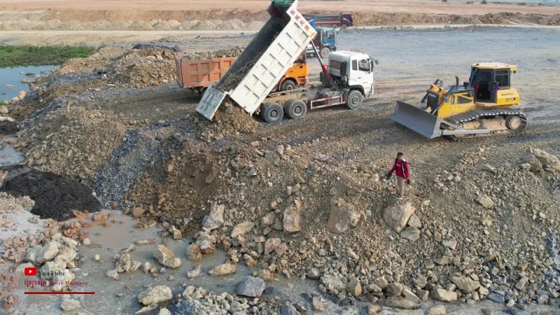 Extremely Machine Shantui Dozer Hard Pushing Rock Heavy Dump Truck Spreading