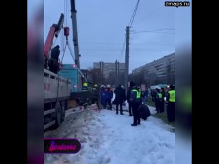 Двоих пострадавших, придавленных автобусом в Петербурге, удалось вызволить — они живы, их госпитализ