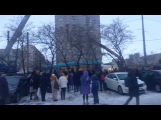 Спасателям пришлось извлекать людей из-под перевернувшегося на Наличной автобуса