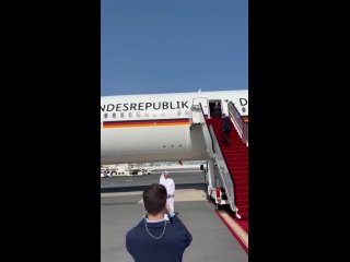 ⭐️El presidente alemán🇩🇪, Frank-Walter Steinmeier, llegó al aeropuerto de Doha🇧🇭 y esperó unos 30 minutos en la pista porque nin