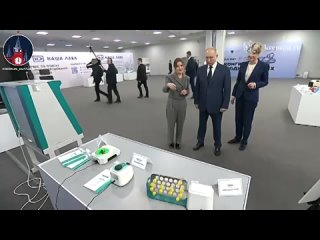 🇷🇺 Before the meeting with young scientists, the President examined the exhibits of the “Our Lab” project
