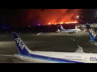 Посадка горящего Airbus A350 в Токио. Все ракурсы в одном видео
