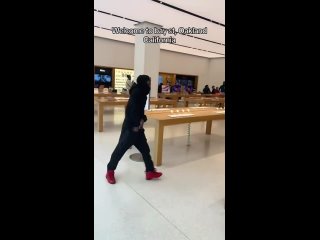 В Сан-Франциско темнокожий парень спокойно и бесплатно набивал штаны 49-ю iPhone в магазине Apple