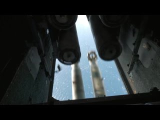Самолёт морской авиации ЧФ  выполняет бомбометание по морской цели
