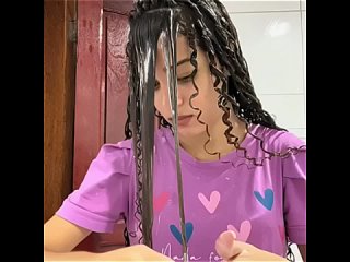 Девушка моет голову кудрявым методом