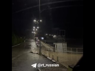 В Новороссийске огромная волна смыла девушку под машину во время шторма