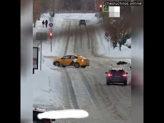 В Екатеринбурге водитель такси хотел успеть проехать на желтый, но тут внезапно на перекресток выеха