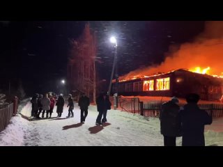 ⚡️Прямо перед проверкой губернатора сгорела школа в Иркутской области, на которую были выделены средства для модернизации.