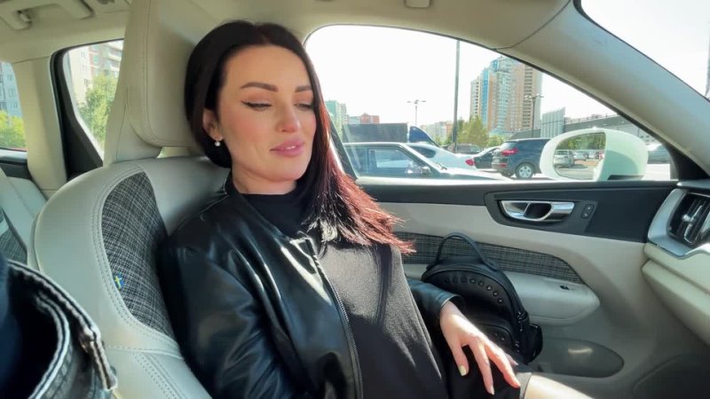 Passers-by interfere with a blowjob in the car