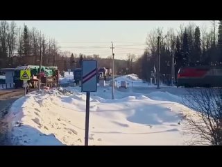 Поезд протаранил большегруз на ж/д переезде в Щучьем Озере