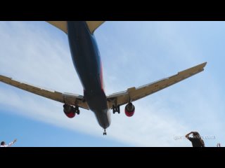 Боинг 767 авиакомпании Azur Air приземляется в аэропорту Пхукета. Замедленная съемка.