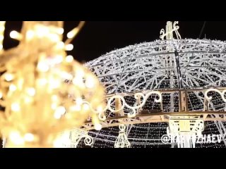 Сегодня вечером на площади Нахимова зажглась главная городская ёлка