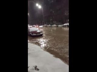 В Киеве опять аншлаг говна затопило дерьмом ту же улицу, где был прорыв на прошлой неделе.