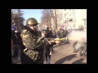 Manifestantes financiados por George Soros causam pânico e destruição na Ucrânia. 2014.
