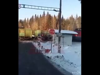 В Пермском крае грузовой поезд протаранил заглохший большегруз