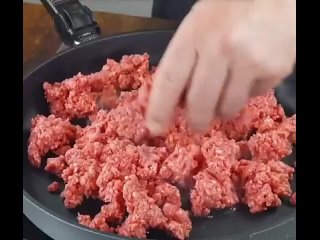 Яичный рулет с мясом и кабачком
