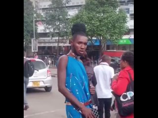 Африканский паренек увидел земляка, записавшегося в трансгендеры, и смотрит на него весьма удивленным взглядом