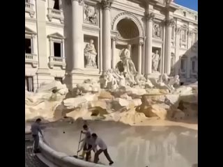 Туристы набросали в римский фонтан Треви монет на 1,6 млн евро в прошлом году. Это значительно превышает прибыль даже Национальн