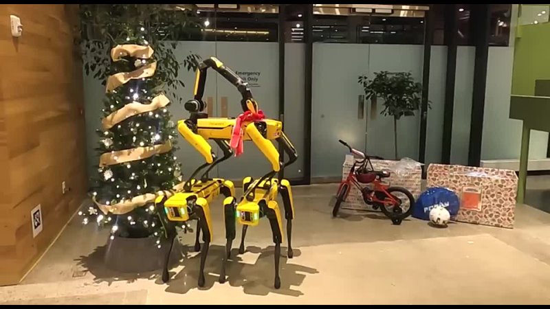 Новогоднее: три робопса от Boston Dynamics пытаются повесить