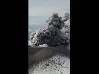 Завораживающее видео извержения вулкана Эбеко на острове Парамушир (Курильские острова, февраль 2024).