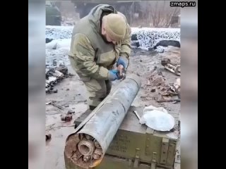 Украинский специалист разбирает реактивный снаряд РСЗО Смерч с кассетными суббоеприпасами  Затем и