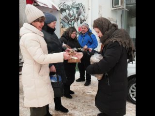 Жителям города и школьникам раздали по 125 грамм хлеба