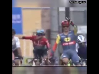 Вот за этот удар по шлему бельгиец Максим Ван Гилс получил от UCI 25 дней дисквалификации с 20 январ