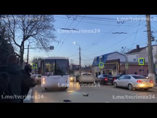 В Симферополе на улице Козлова столкнулись автобус и легковушка