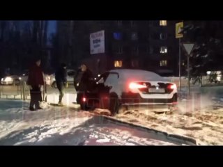 Автомобили попадают в ледяные ловушки в Шахтах