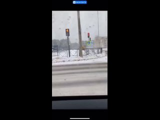 От читателя: Флэшмоб продолжился в Сарове, там дорожники выполняли свою работу по укладке нового асфальта не взирая на снег.
